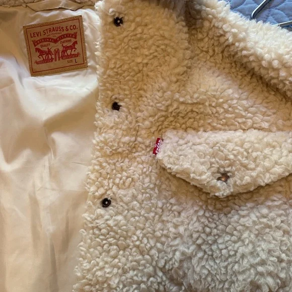 Levi’s women’s Sherpa trucker jacket- Large - Picture 6 of 6